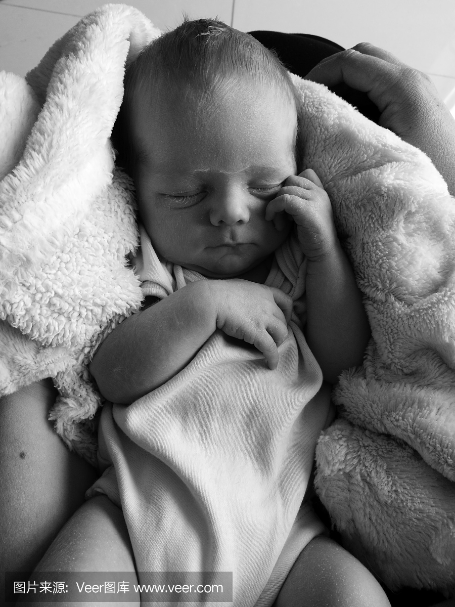 睡觉在毛巾的婴孩特写镜头