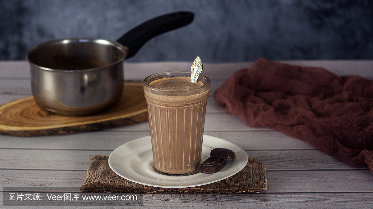 热可可饮料巧克力牛奶在木制表面的玻璃上