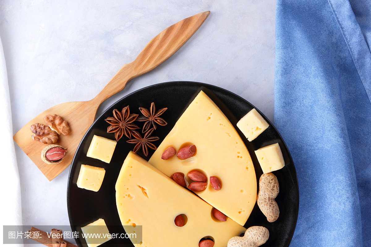 酪与蜂蜜在白色背景上,切片的奶酪与坚果在明