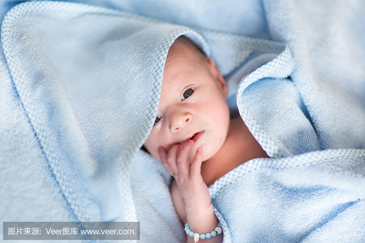 新生儿放松浴后蓝色毛巾
