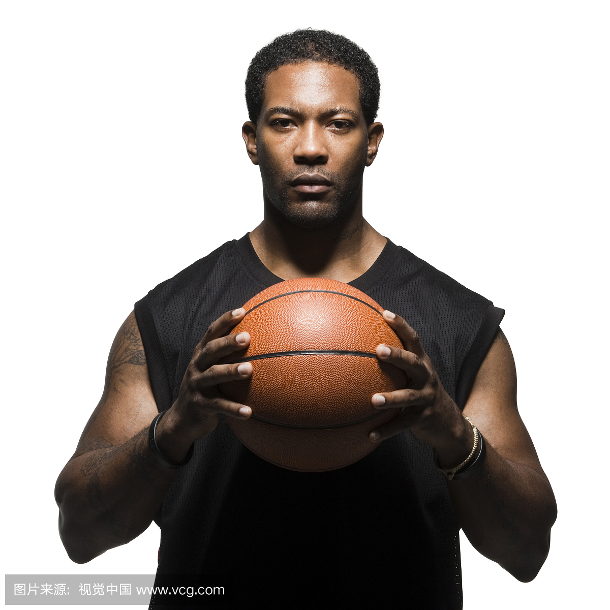 男子篮球运动员持球的肖像