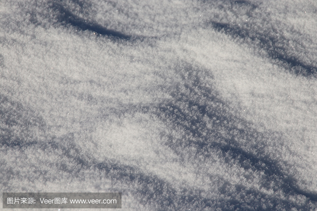 在一个白色的白雪皑皑的田野中的自然雪花图案