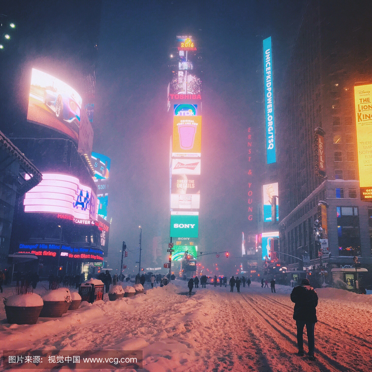 一名男子在2016年风雪期间在时代广场的一条