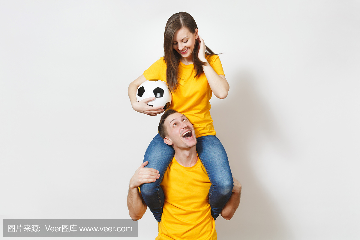 启发的年轻夫妇,女人坐在男人的肩膀上,与足球