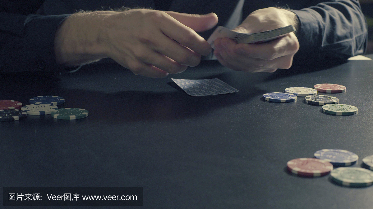 扑克游戏人的手交易卡和筹码
