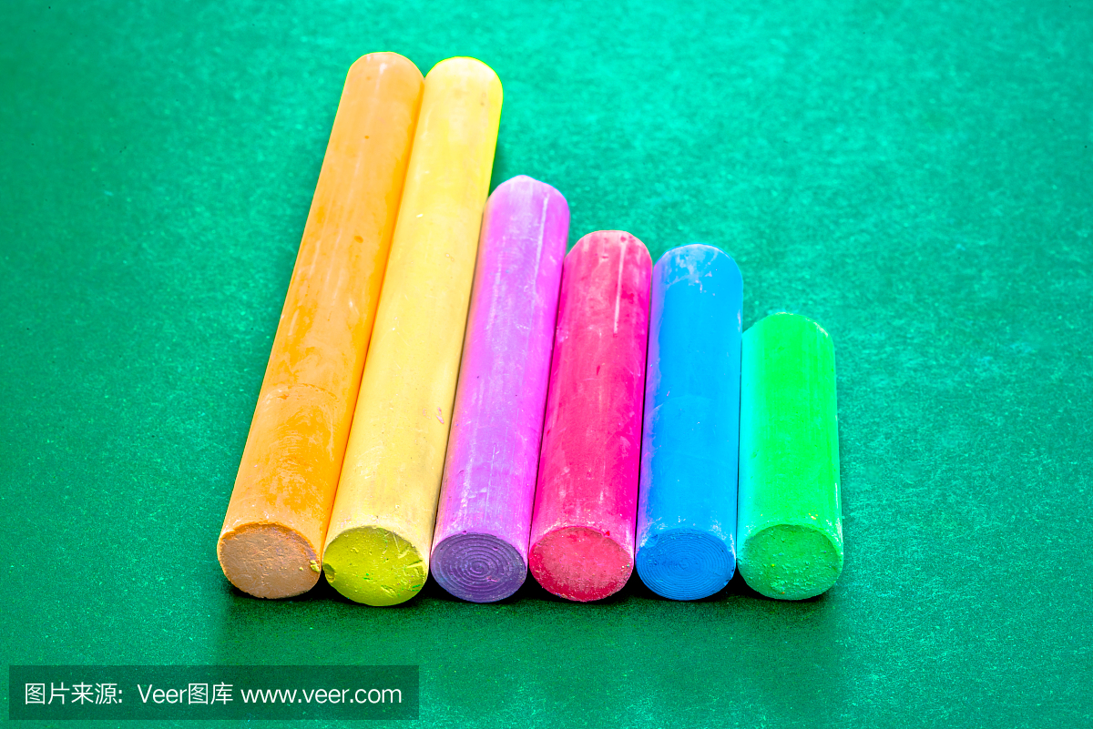 六条粉笔在一条线上