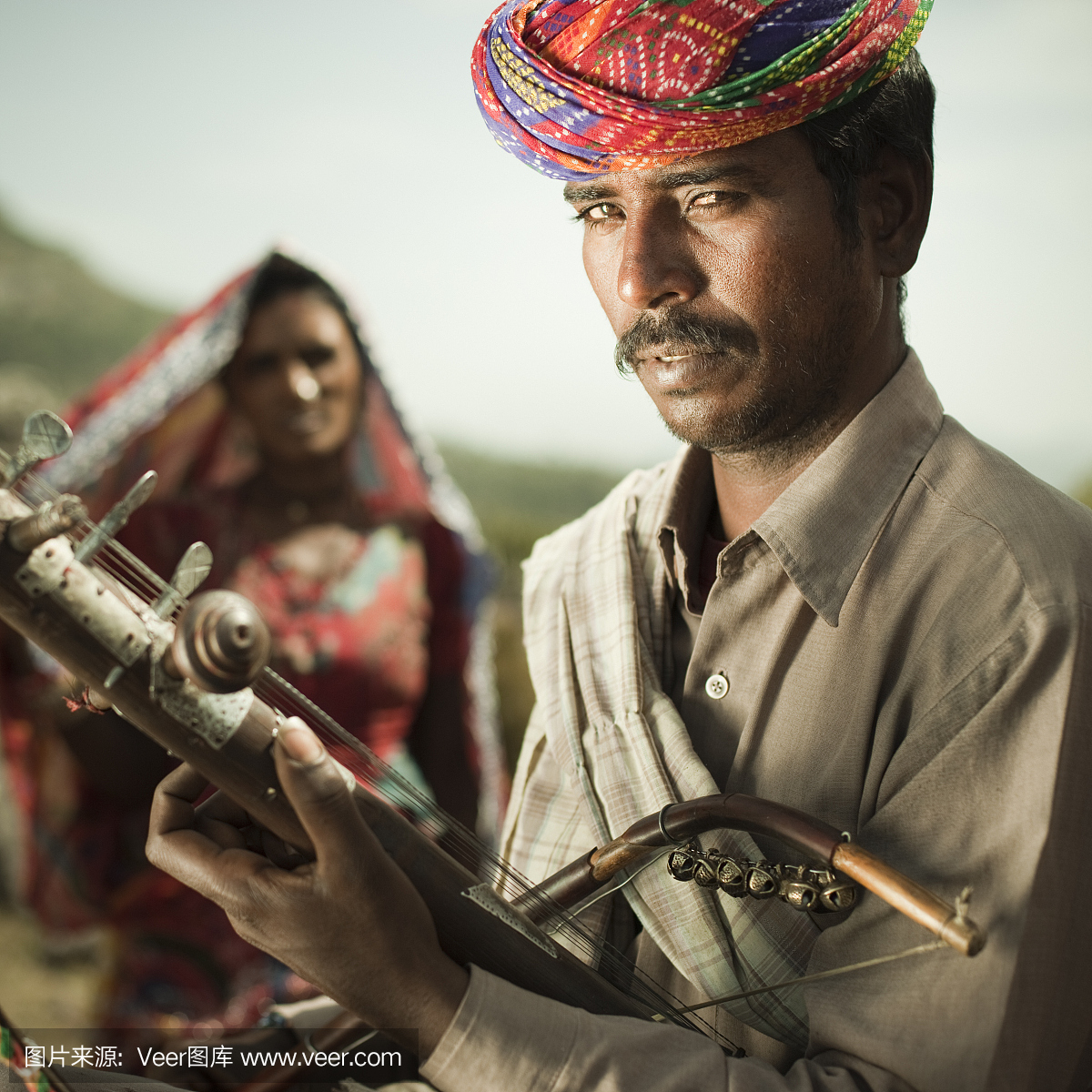 拉贾斯坦邦的民间音乐家,印度在山上玩拉万那