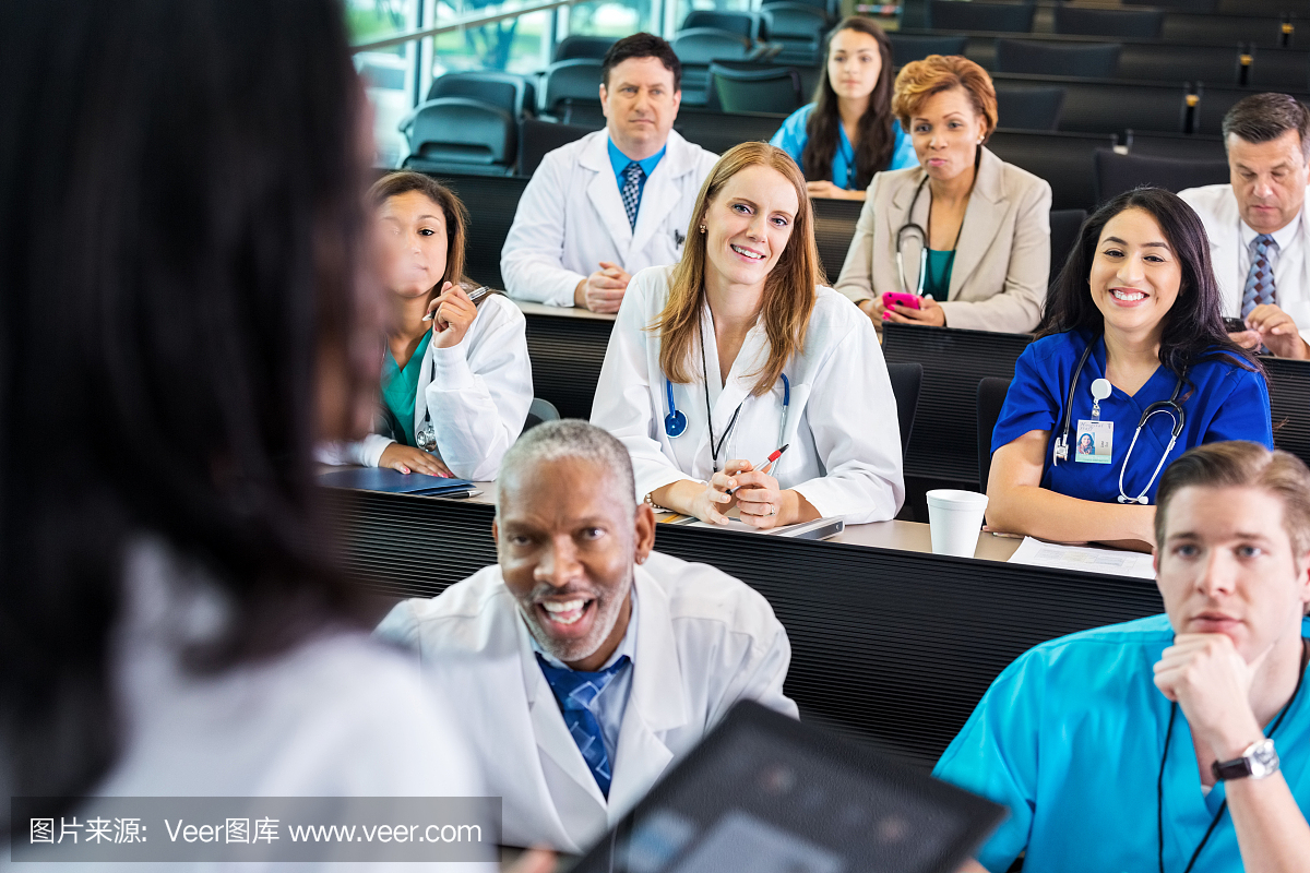 医院员工在医疗会议培训研讨会上听讲话者