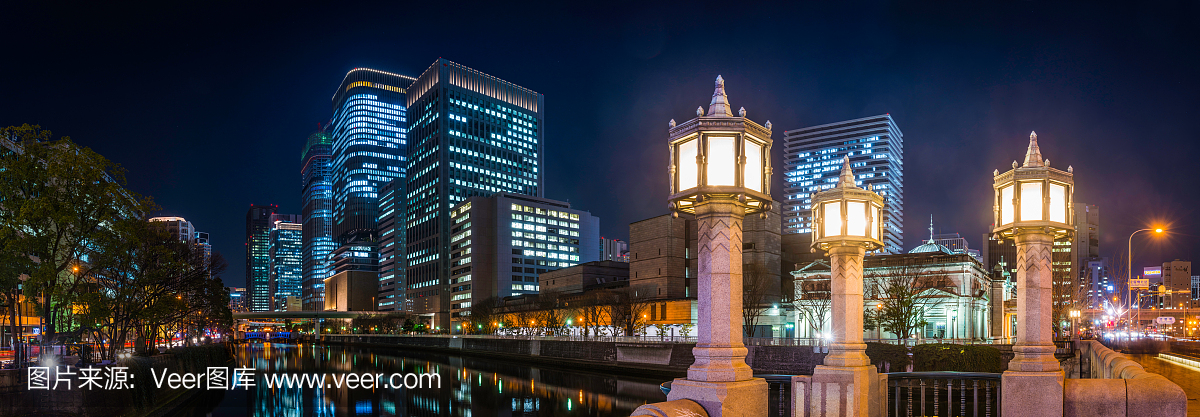 在未来派市中心摩天大楼城市全景日本的Osak