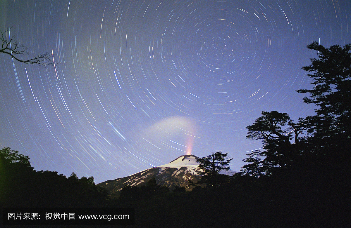 蒸汽和星星的时间曝光,比利亚里卡火山,智利,南