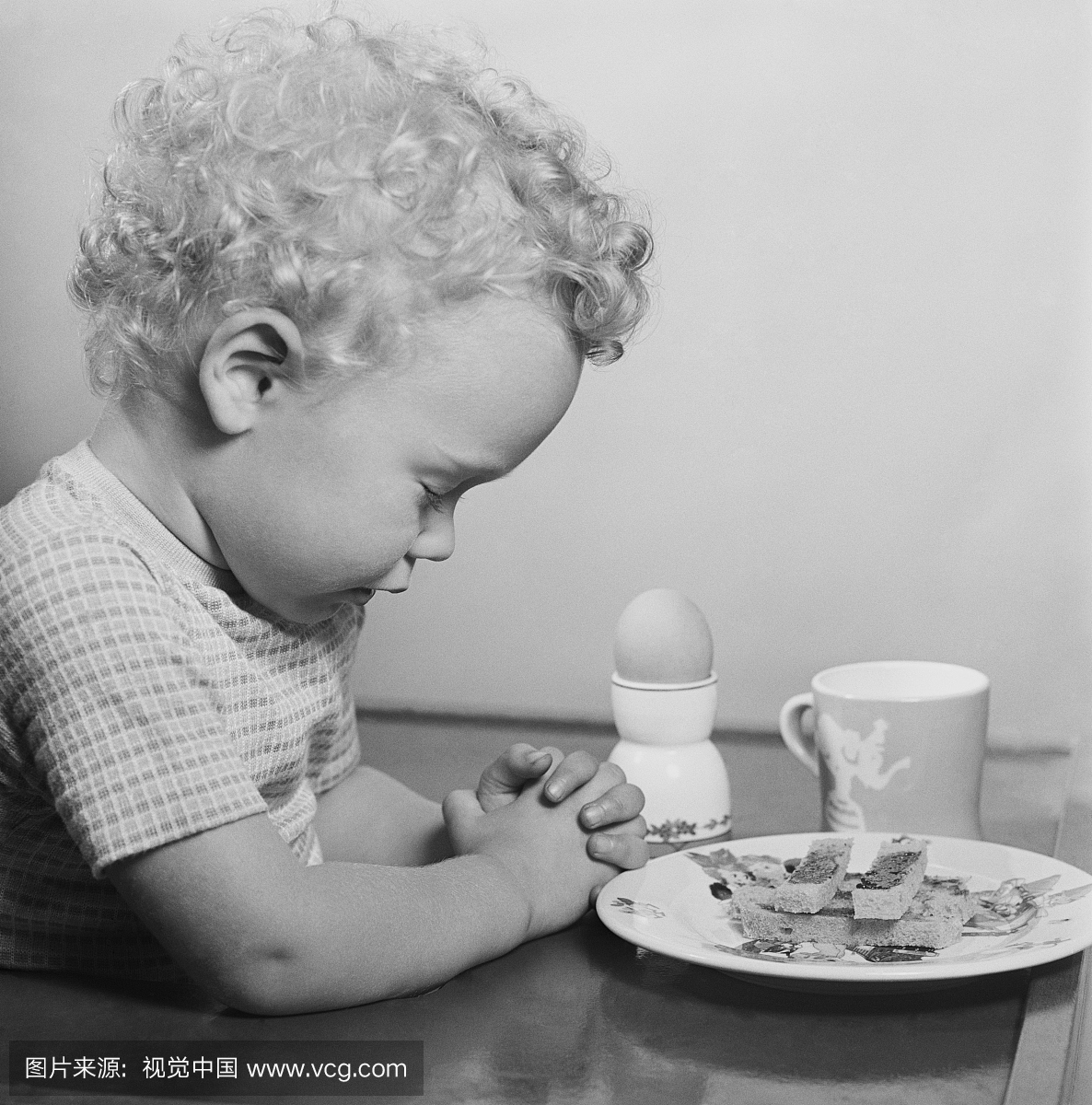 小孩在餐前祈祷