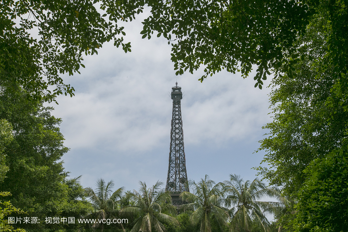 La Tour埃菲尔铁塔环绕树