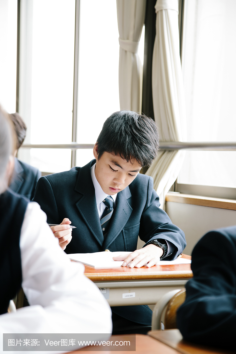 高中生,在日本学生v学生的年轻教室高中第一第一节男性生物册图片
