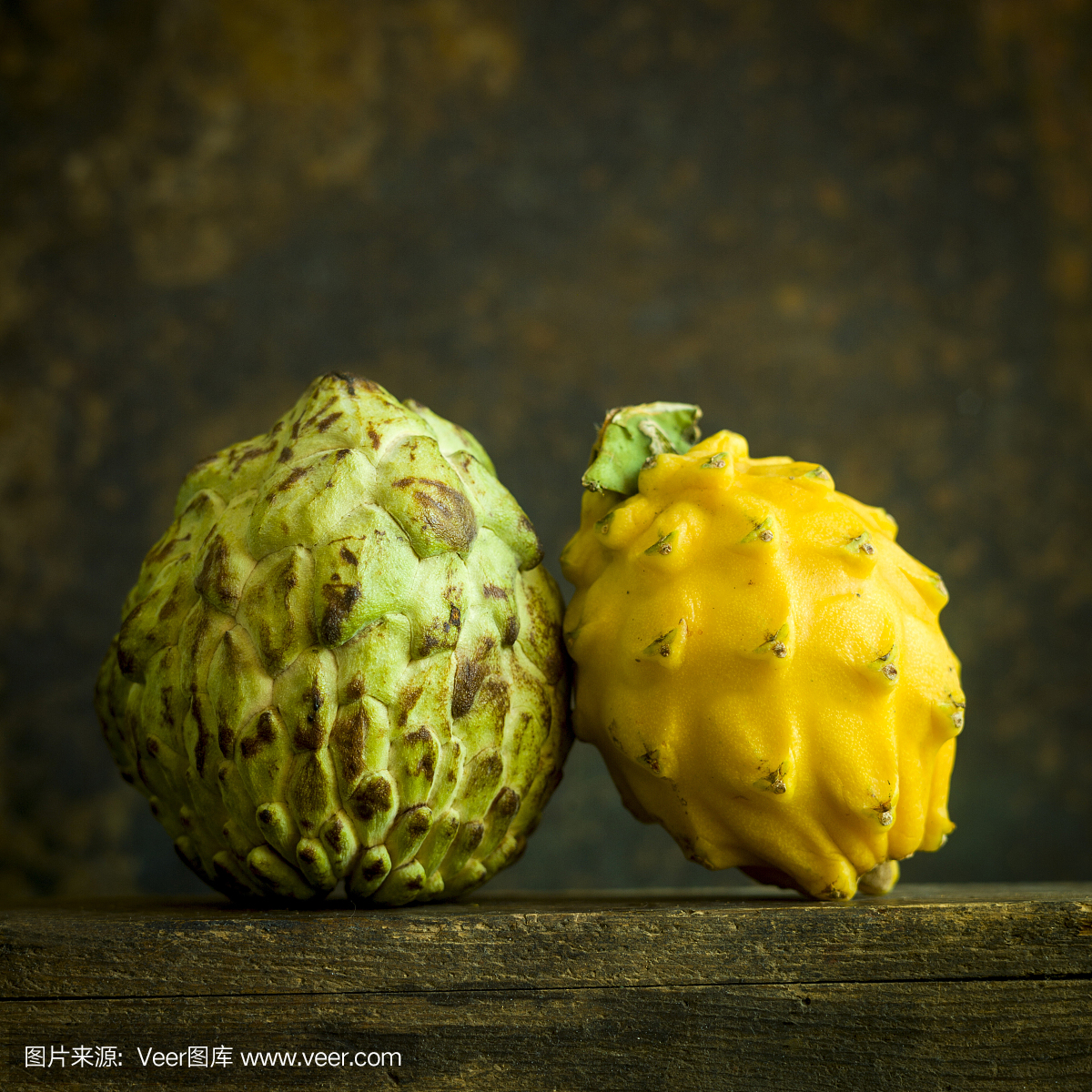 黄色的火龙果(Hylocereus)和番荔枝科的果实