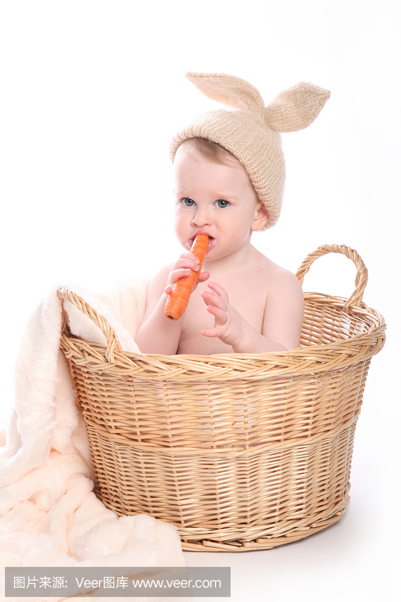 可爱的兔子男孩坐在篮子旁边