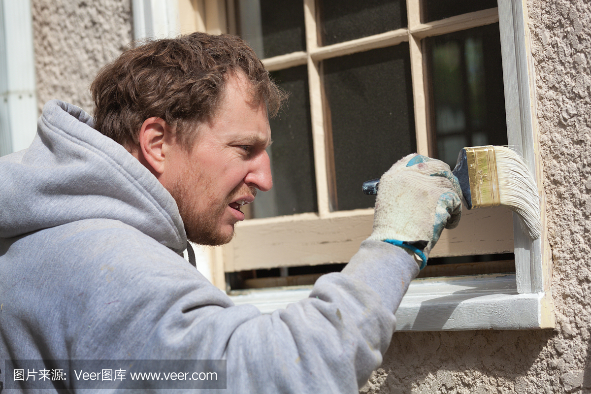 室内画家从事室内维修改善绘画工作
