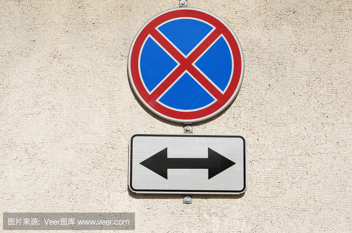 现代道路反映标志禁止停车和双向箭头挂在
