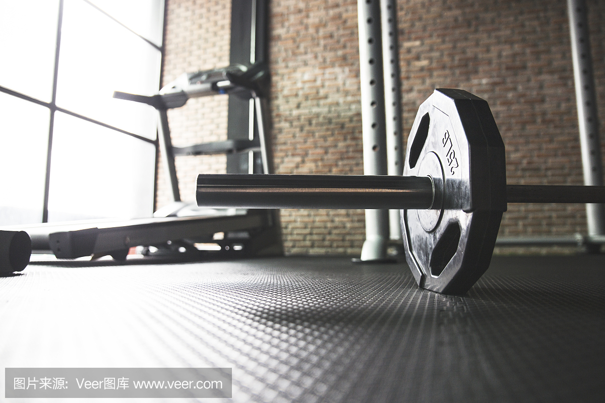 在健身房锻炼重量训练的运动器材。