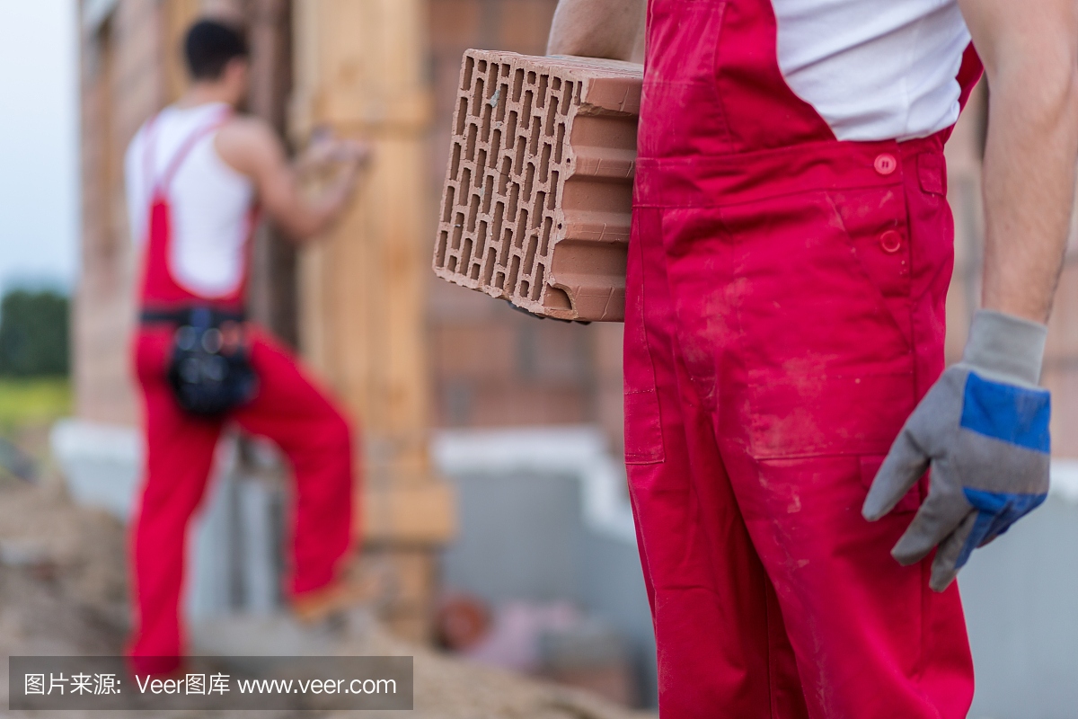制造商拿着空气砖