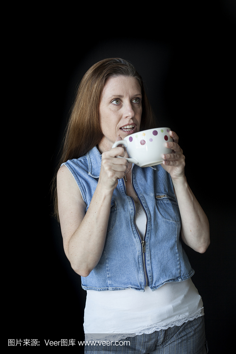 有美丽的微笑和咖啡杯的中年妇女