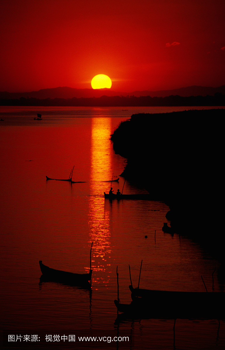 在曼德勒和蒲甘之间的Ayeyarwady河上的日落