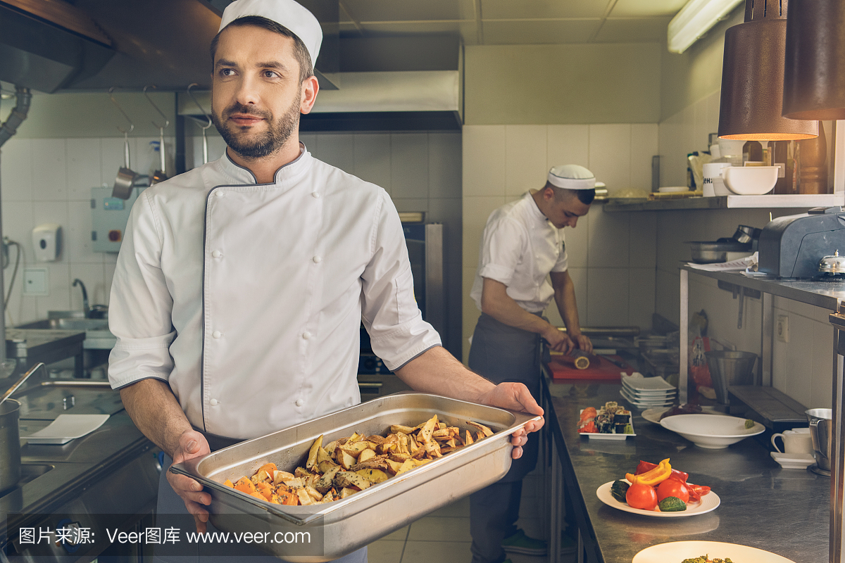 男人日本餐厅厨师在厨房里做饭