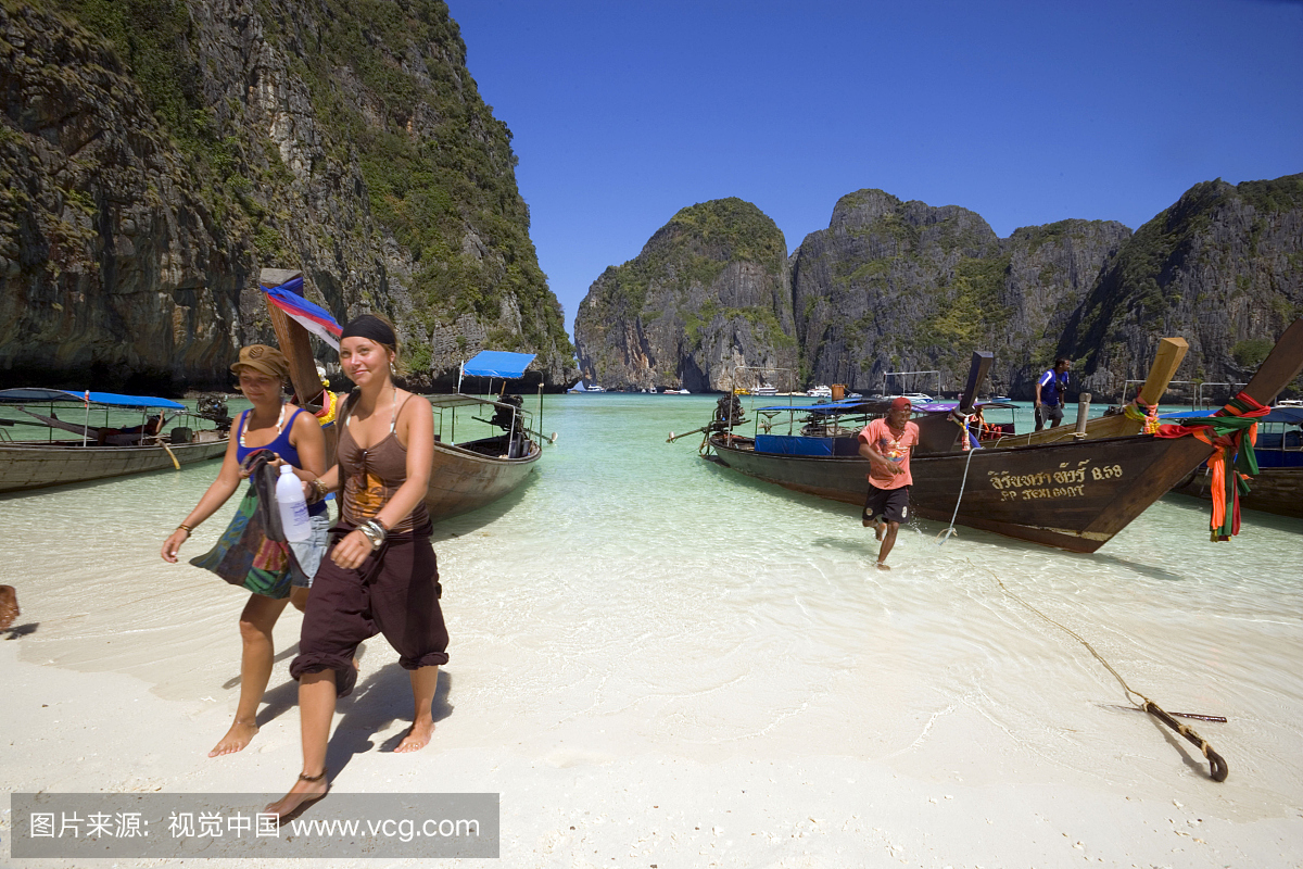 船,玛雅湾,一个美丽的风景秀丽的泻湖,以海啸着