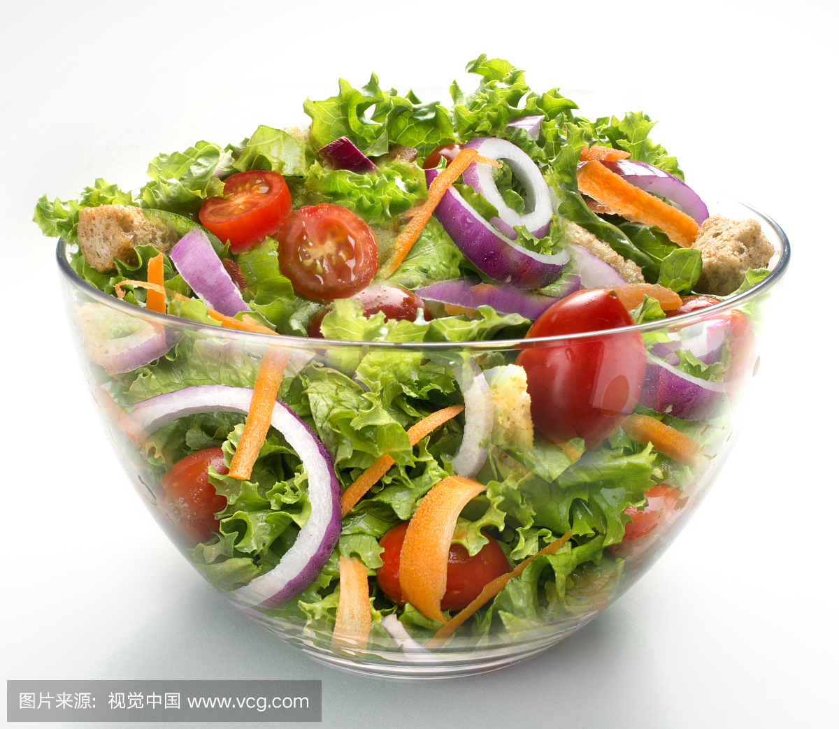 沙拉在大玻璃碗里