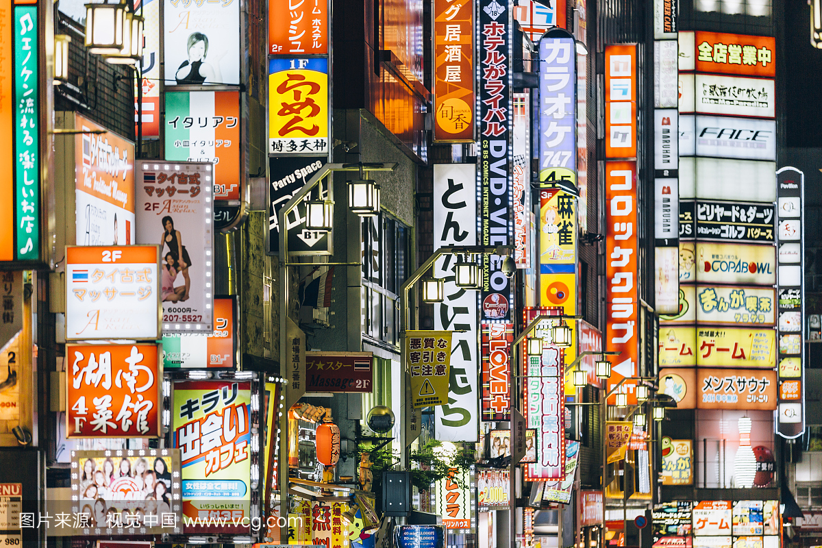 新宿在日本东京的晚上街头的霓虹广告