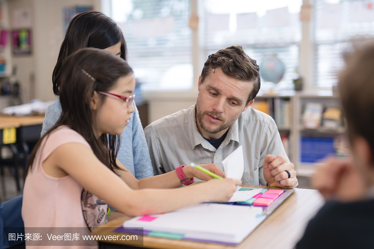 四年级的学生在教室里