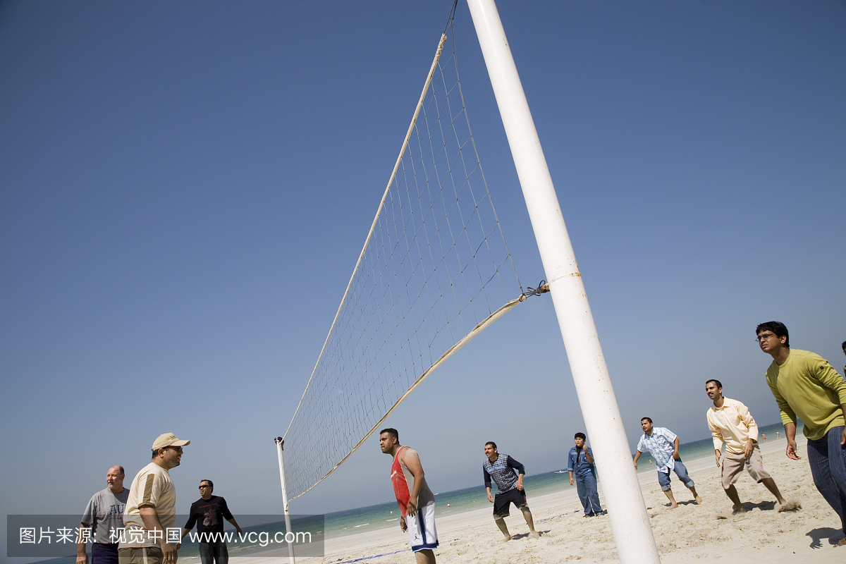 在阿联酋阿治曼海滩打乒乓球的外籍人士。