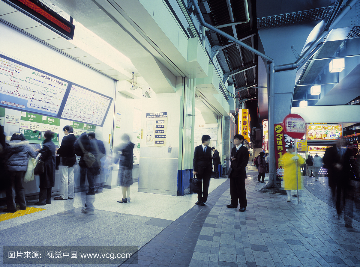 人们在东京地铁站买票