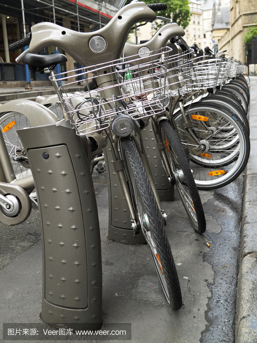 在巴黎街头等待租用的自行车车队