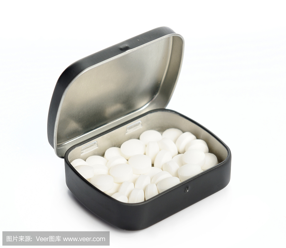 被隔绝的薄荷糖在金属盒对白色背景