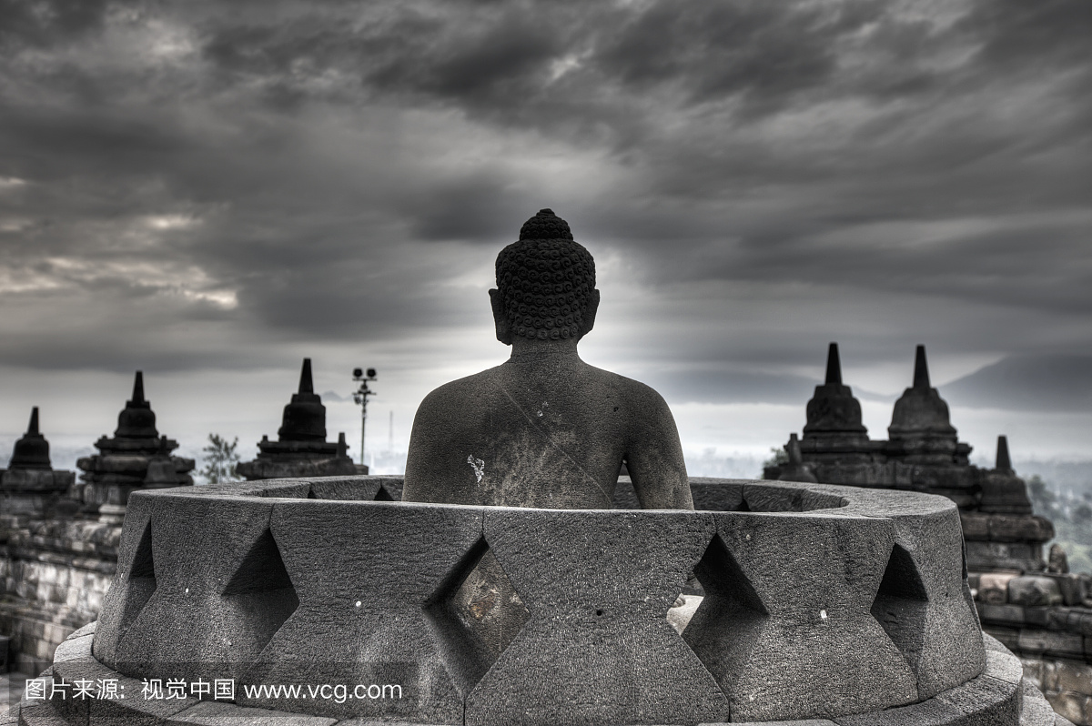 婆罗浮屠中少数露着的佛像之一