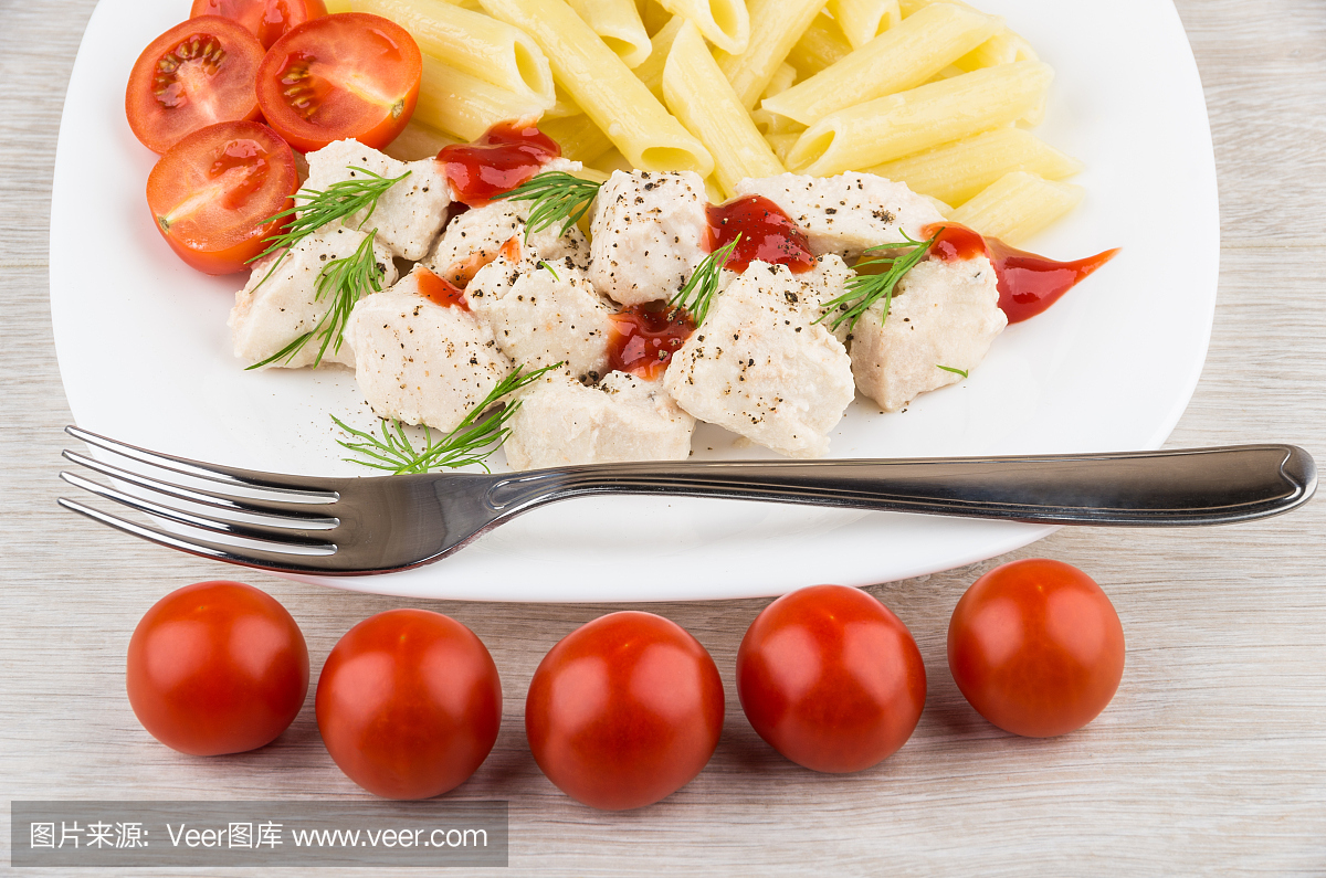 板块配鸡肉,意大利面和番茄樱桃