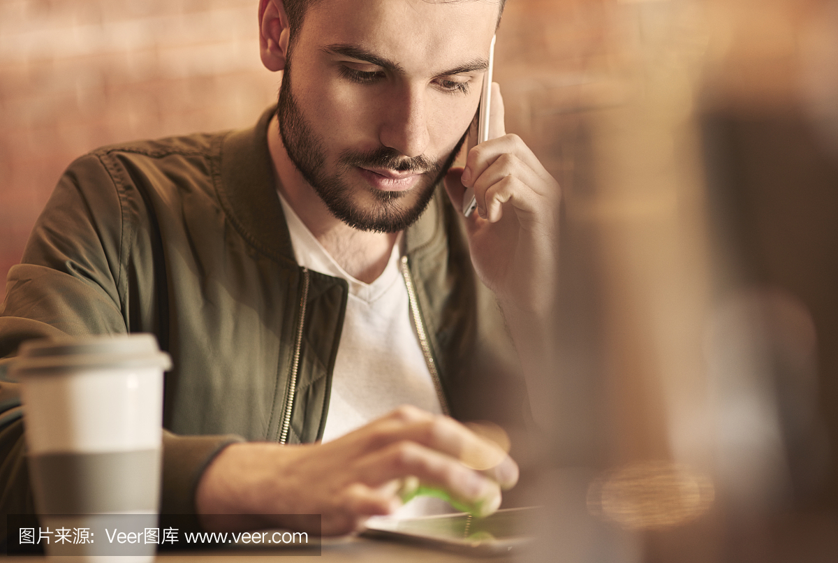 男性客户与无线技术沟通