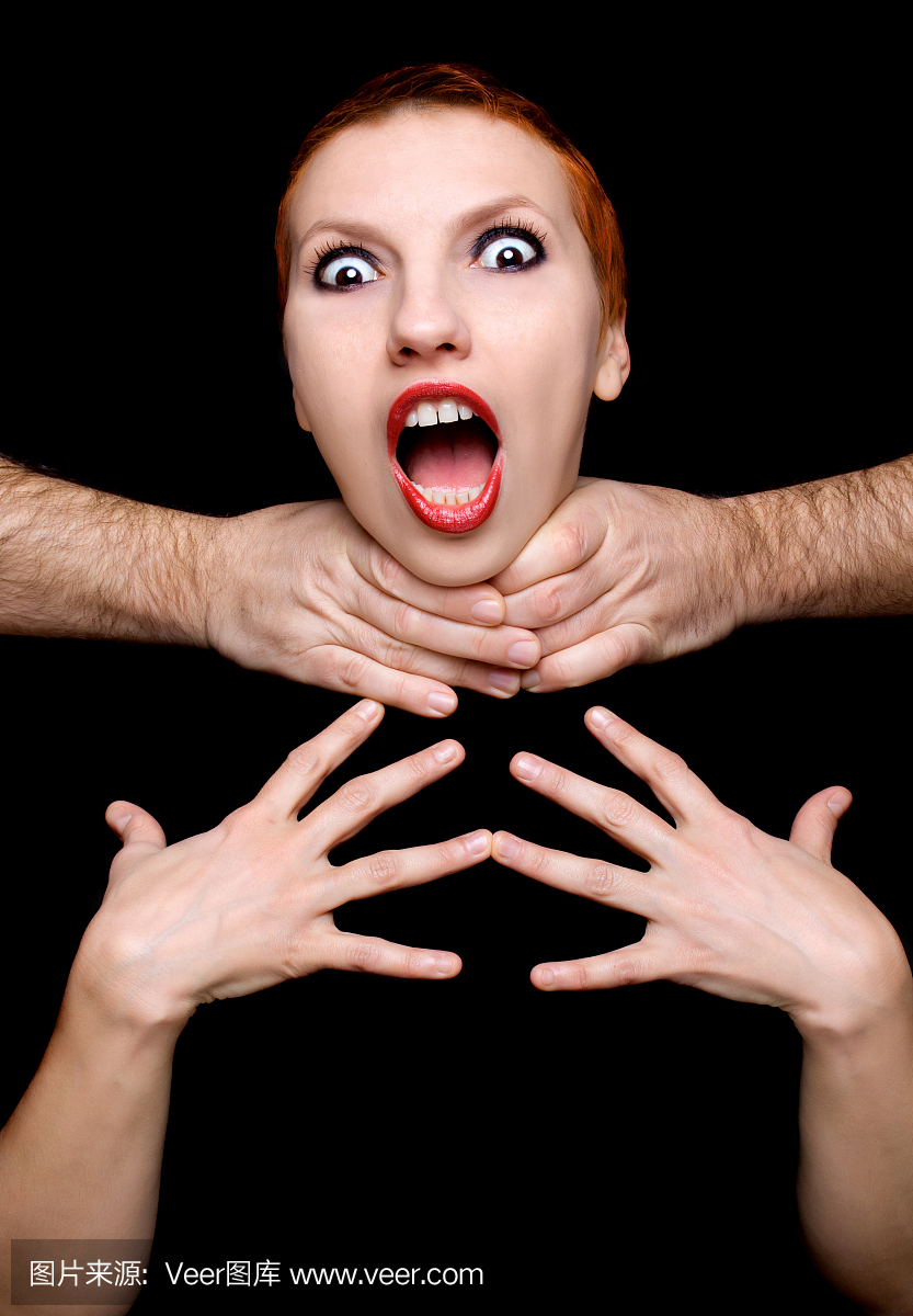 震惊的黑色背景的女人