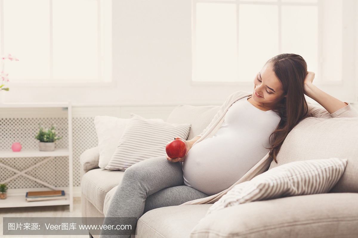 孕妇在家吃苹果复制空间