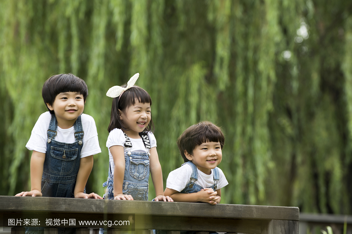 年轻男孩和年轻女孩在公园玩,韩国人