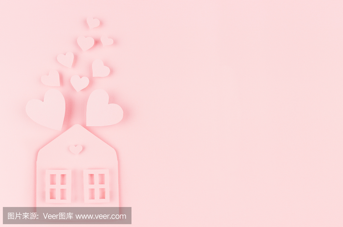 家庭炉膛 - 纸房子与柔和的粉红色背景上的飞翔