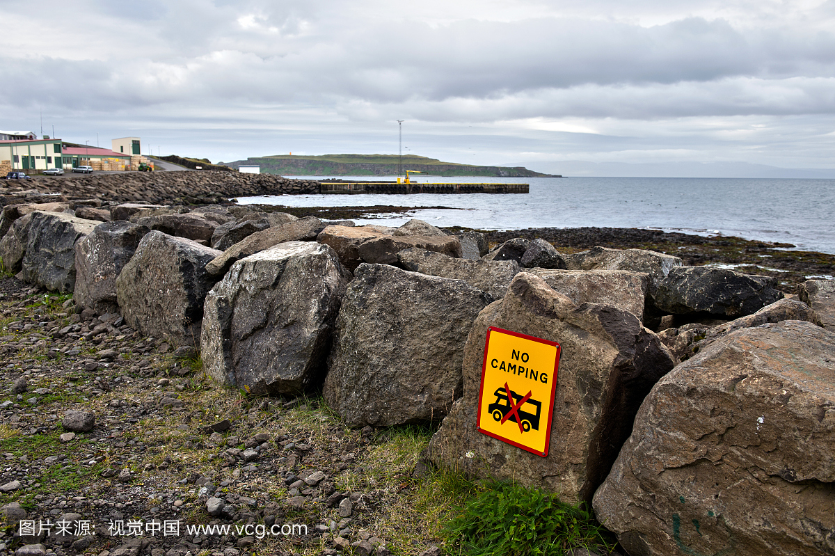 冰岛的Drangsnes Westfjords海滨没有野营标志