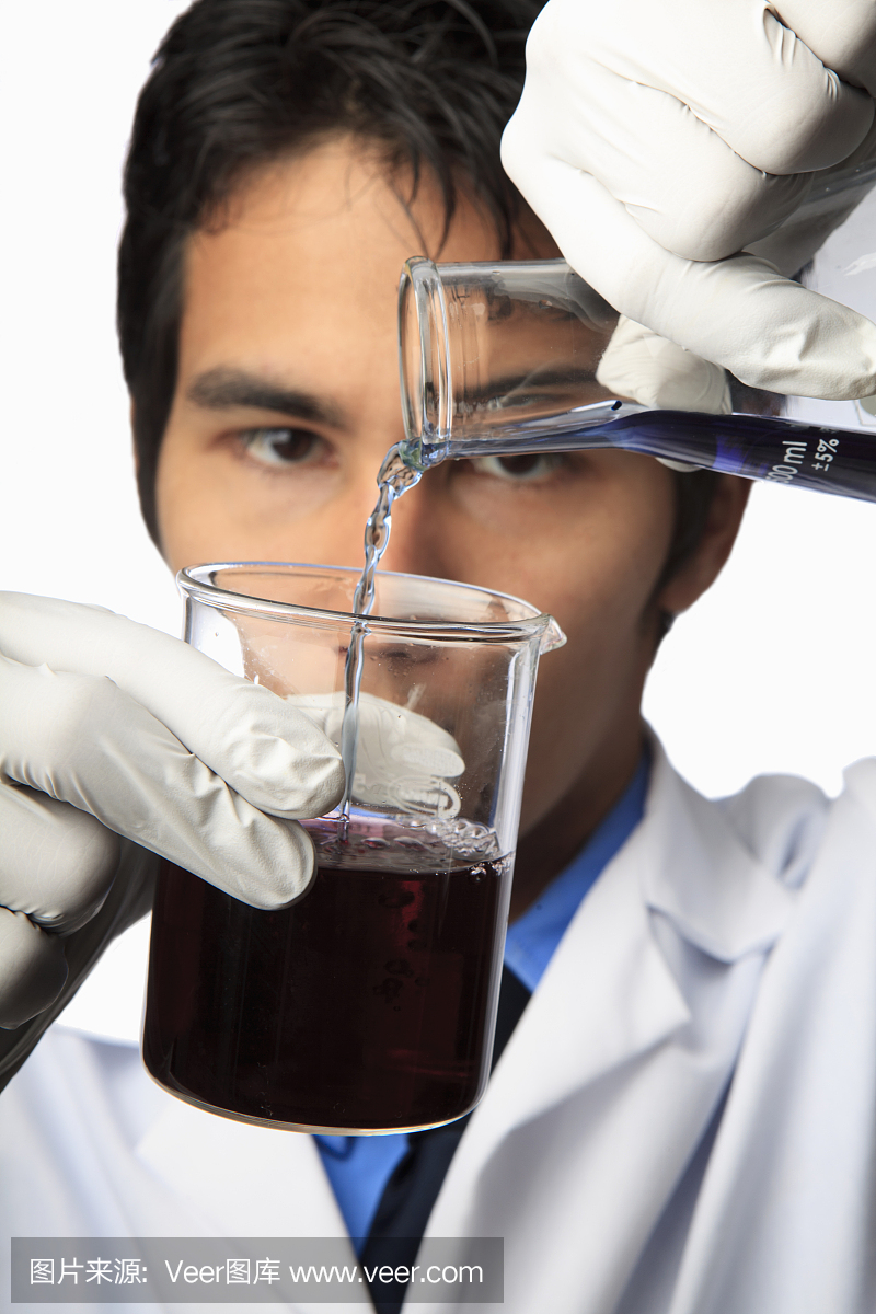 实验室技术员用烧杯和烧瓶