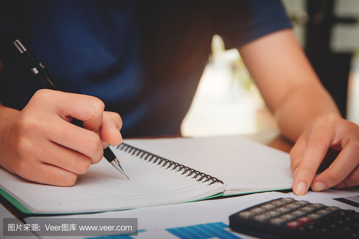 手中的年轻女性正在计算个人所得税,向政府机