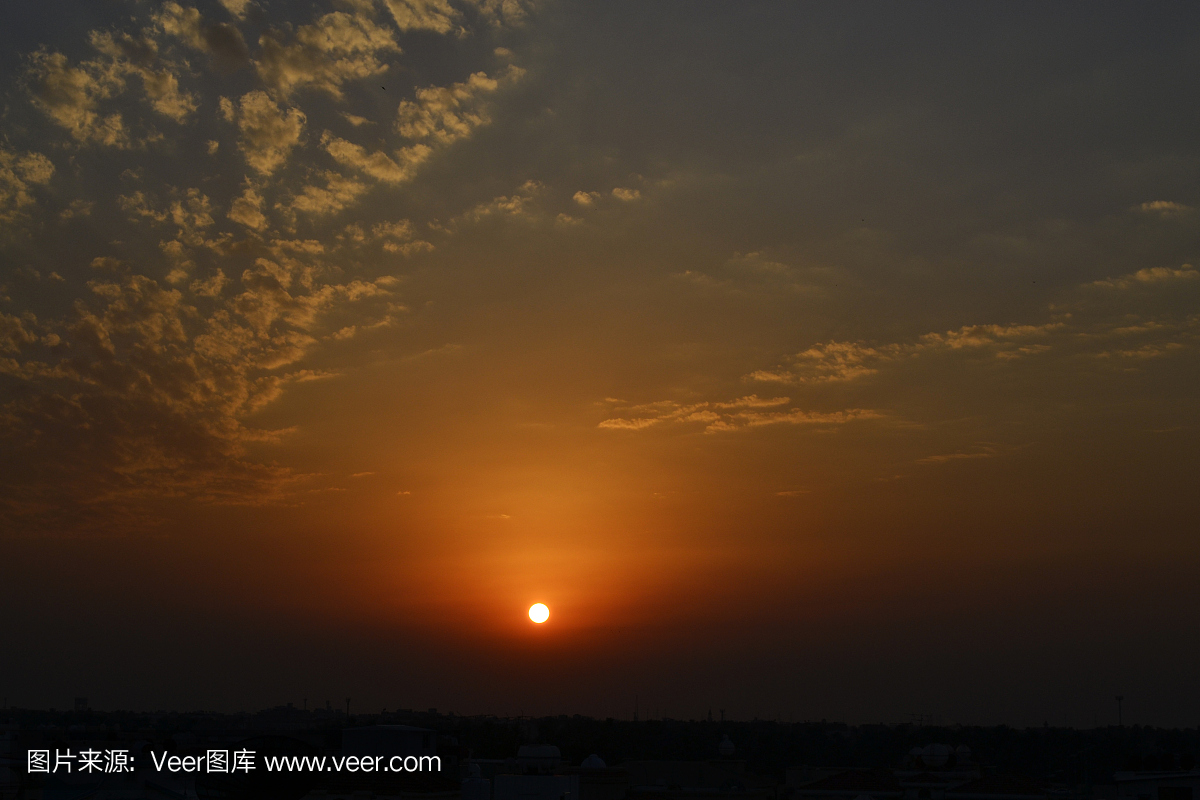 多云的天空在日落时间