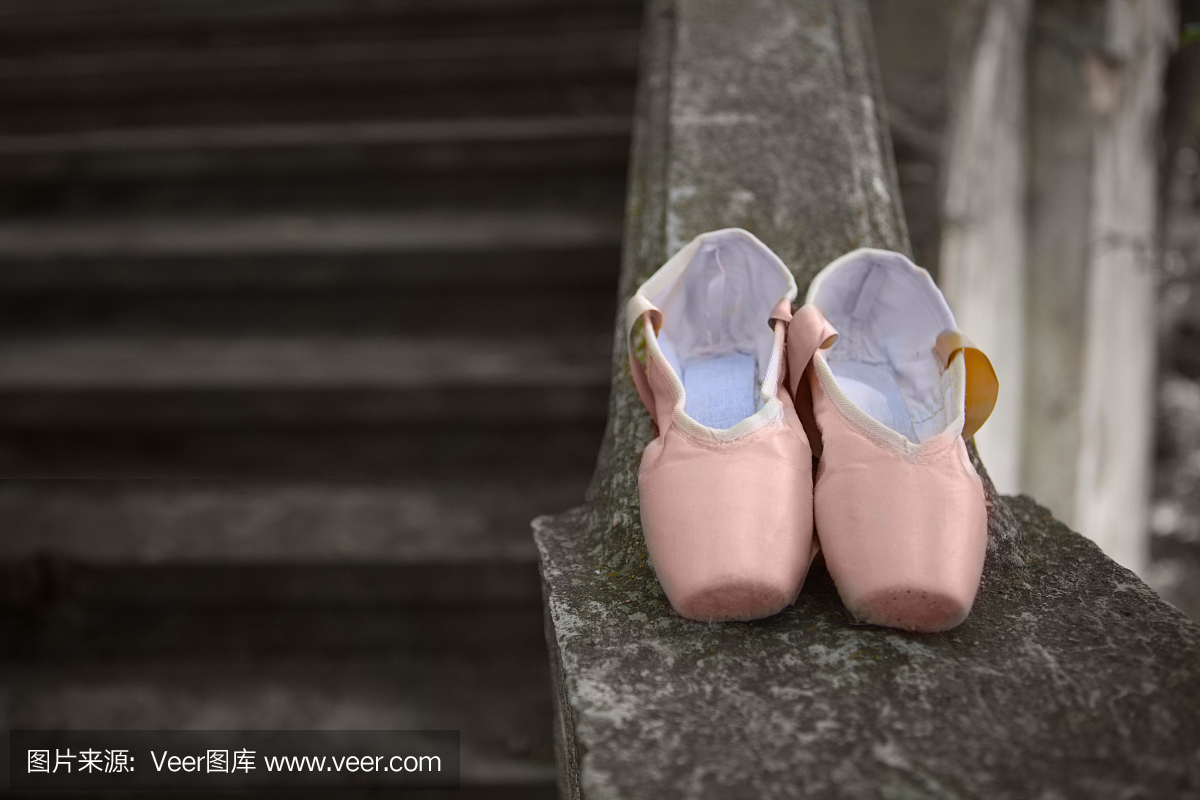 古典芭蕾舞女演员的普安特鞋,混凝土特写镜头