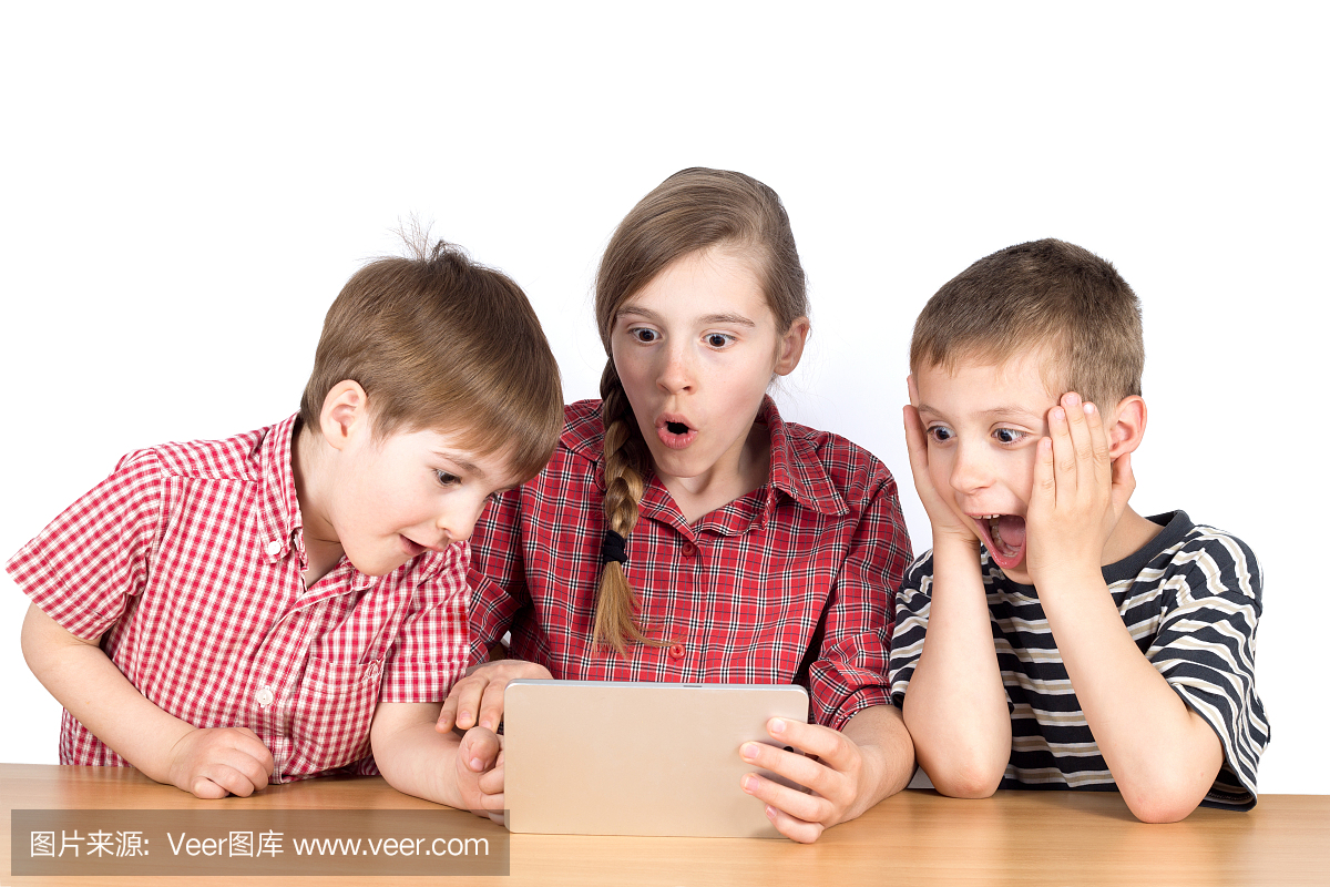 一群孩子玩平板电脑上的激动人心的游戏孤立