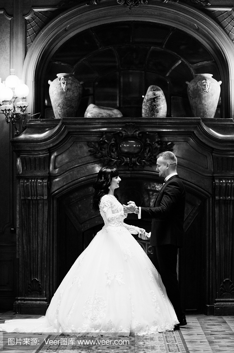 皇家婚礼情侣背景大石头壁炉在宫殿。