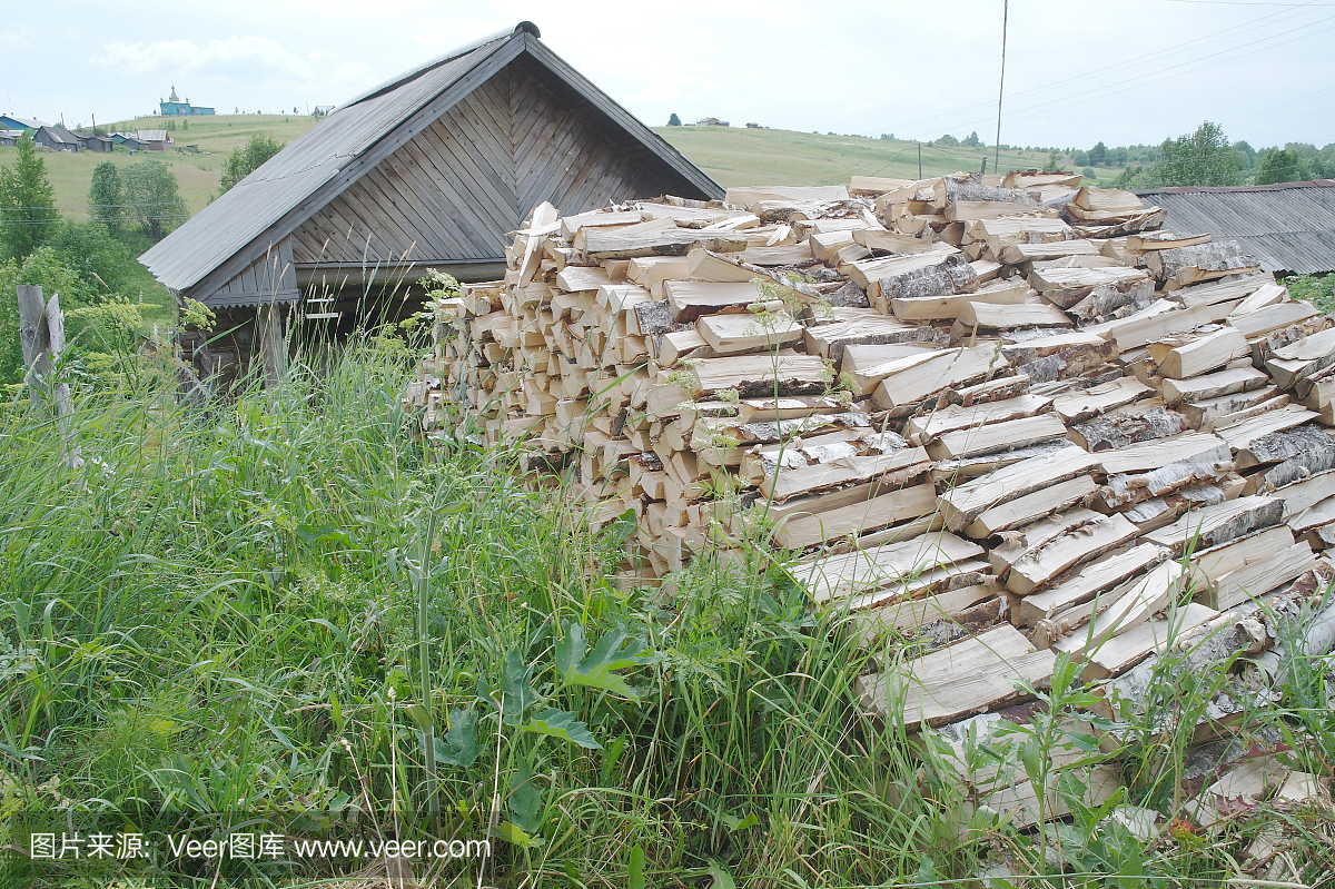 在夏季,Syktyvkar地区,为木材木材供冬季采暖