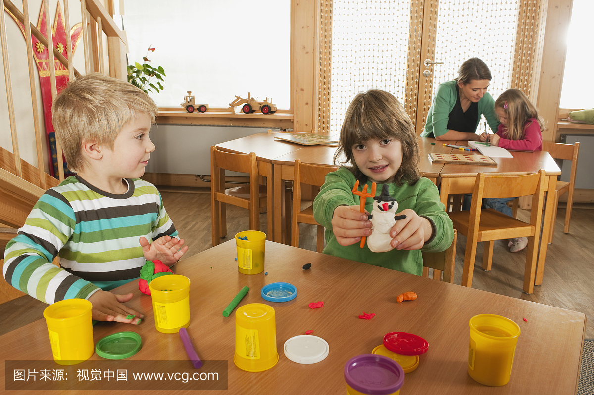 德国,苗圃儿童(2-5岁),女育儿教师和女童(6-7岁